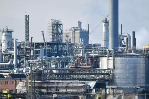 Als energieintensive Industrie bekommt die Chemie – hier ein Blick auf das BASF-Stammwerk in Ludwigshafen – die steigenden Koste