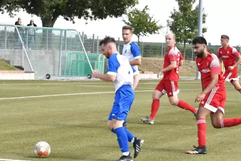 Am vergangenen Spieltag gewann der FV Freinsheim II mit Tobias Huhn (blau-weißes Trikot) locker 4:1 gegen die VT Frankenthal. Ge