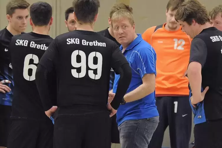 SKG-Trainer Sven Jaculi (blaues Hemd) will mit seiner Truppe den Klassenverbleib schaffen. 
