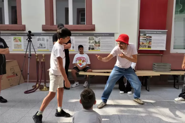 Streetdancer David Kwiek probt mit Kindern.