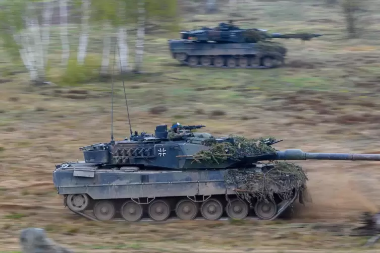 Ein deutscher Leopard-Panzer während einer Übung.