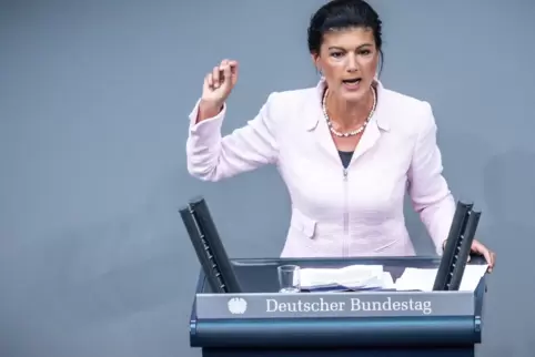 Sahra Wagenknecht (Linkspartei), spricht im Bundestag in der Debatte zum Etat Wirtschaft und Klimaschutz.