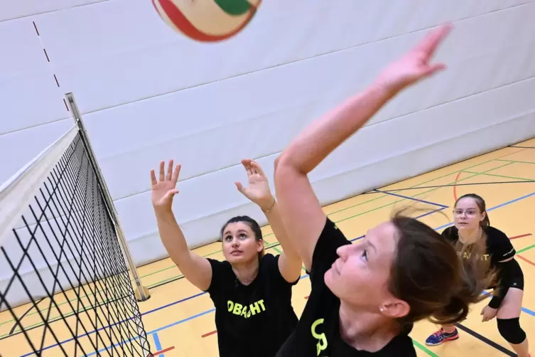 Zuspielerin Hannah Steiger spielt den Ball zu Diagonalangreiferin Nadja Kaack. Katharina Surkau (hinten rechts) beobachtet die S