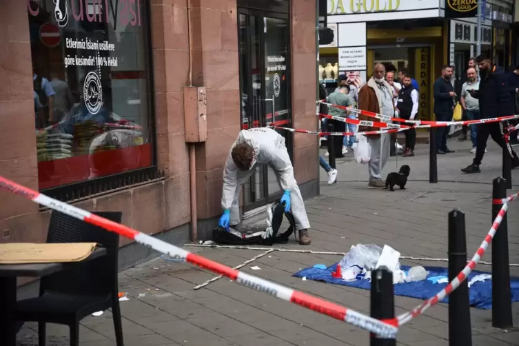 Nach dem Tod eines psychisch Kranken während eines Polizei-Einsatzes: Ermittler untersuchen das Areal am Mannheimer Marktplatz. 