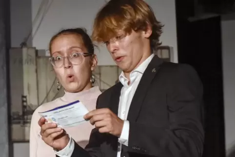 Noah Fabian verkörpert Brandon, der mit Sara (Katharina Syrov) verkuppelt werden soll. Dass er eigentlich mit einer anderen Frau