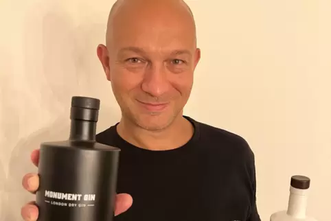 In weißen Flaschen wurde Gin Nummer eins von Sascha Namolnik abgefüllt, den neuen gibt es nun in schwarzen Flaschen. 