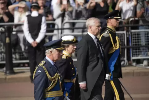 Während seine Geschwister in Militäruniformen auftreten, muss Prinz Andrew (Zweiter von rechts) Zivil tragen. 