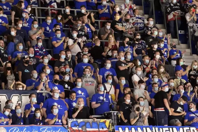 Die Adler-Fans mussten in der Corona-Zeit einiges erdulden. Auch sie hoffen auf eine »normale« Saison. Die Adler-Fans mussten in der Corona-Zeit einiges erdulden. Auch sie hoffen auf eine »normale« Saison.