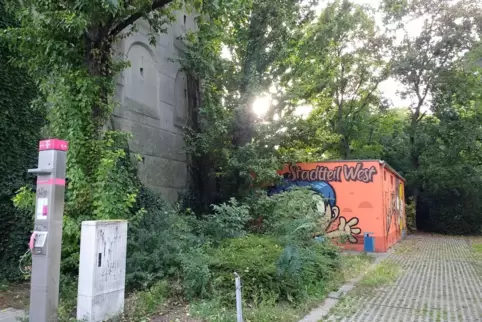 Ist zum Trinkertreff geworden: der Rudolf-Hoffmann-Platz in West. 