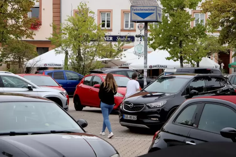 In Landau ist auf Parkplätzen – aber auch in Supermärkten und anderen Orten – ein Mann unterwegs, der Frauen penetrant anspricht