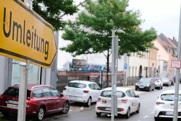 Die Alte Ixheimer Stra&szlig;e ist bereits f&uuml;r den Verkehr freigegeben. Auch Busse fahren wieder durch. Die Baustellenampel Maxstra&szlig;e 