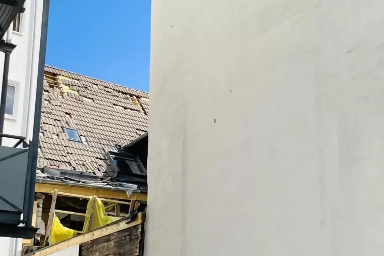 Dachschaden: Von der R&uuml;ckseite wird anhand fehlender Dachziegel deutlich, wie stark die Wucht der Explosion gewesen ist. 