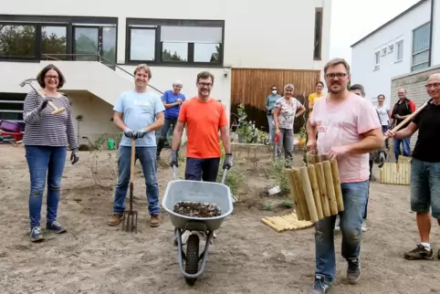 Am Werk: BASF-Mitarbeiter im Garten, der künftig den Hort-Kindern zur Verfügung stehen soll. 