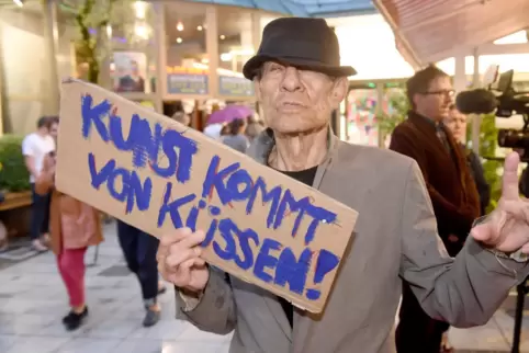 Kann stimmen, was auf dem Schild des vor kurzem verstorbenen Regisseurs Klaus Lemke steht. Bei vielen kommt sie aber aus dem Ate Kann stimmen, was auf dem Schild des vor kurzem verstorbenen Regisseurs Klaus Lemke steht. Bei vielen kommt sie aber aus dem Ate
