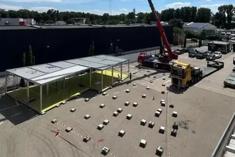 Kran erforderlich: Das gr&ouml;&szlig;te Modul des Speyerer Unternehmens wird in der Stockholmer Stra&szlig;e im Freien gebaut.