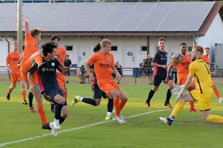 Pokalsaison schon zu Ende: FC Speyer 09 (orange). 