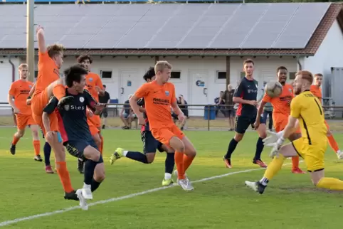 Pokalsaison schon zu Ende: FC Speyer 09 (orange). 