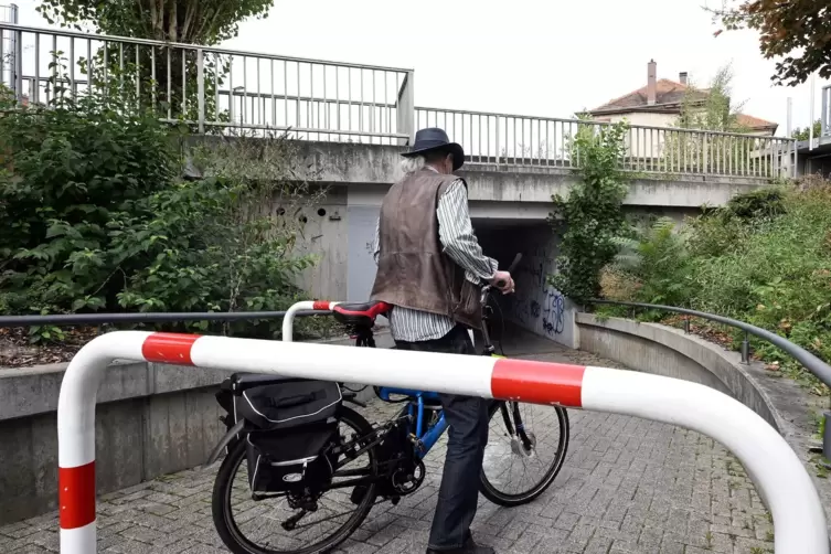 Geübte Radfahrer umkurven regelmäßig die Rohrbügel an der Unterführung zum Bahnhaltepunkt Neustadt Süd.