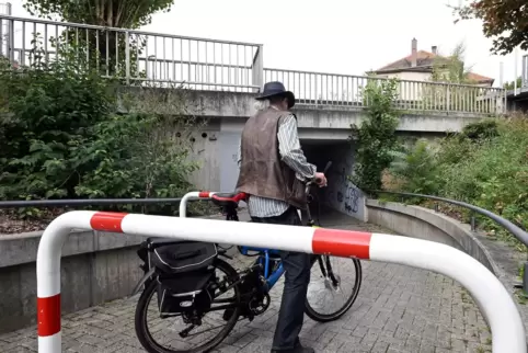 Geübte Radfahrer umkurven regelmäßig die Rohrbügel an der Unterführung zum Bahnhaltepunkt Neustadt Süd. Geübte Radfahrer umkurven regelmäßig die Rohrbügel an der Unterführung zum Bahnhaltepunkt Neustadt Süd.