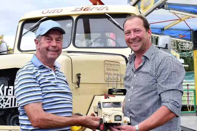 Daniel Beisel und Manfred Göbel (links) mit Original und Modell der Zugmaschine. Daniel Beisel und Manfred Göbel (links) mit Original und Modell der Zugmaschine.