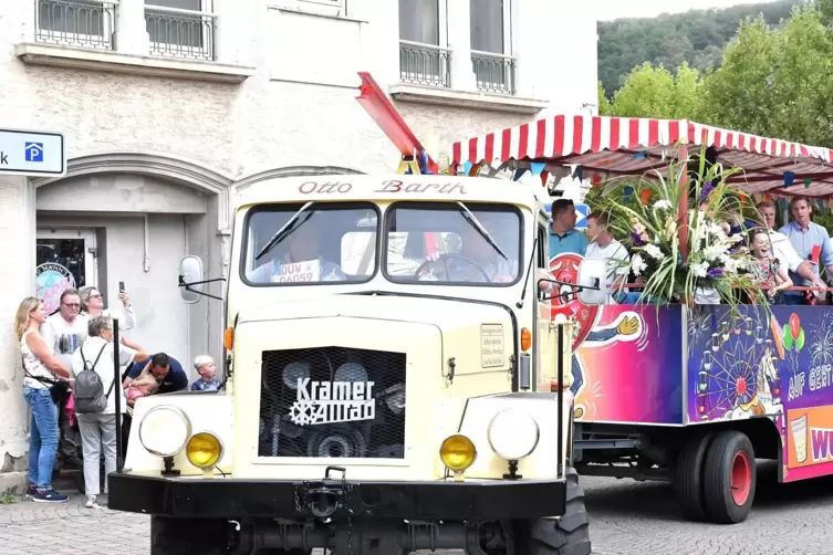 Die Zugmaschine wurde 1960 am Bodensee gebaut. Manfred G&ouml;bel hat vier Jahre gebraucht, um sie wieder auf Vordermann zu bringen. 