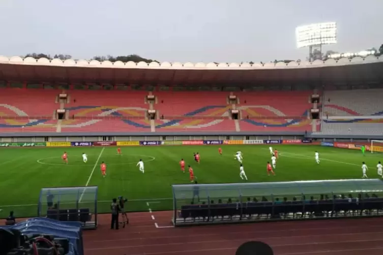 Die Szene stammt aus dem WM-Qualifikationsspiel zwischen Nordkorea und Südkorea im Kim-Il-Sung-Stadion in Pjöngjang im Jahr 2019