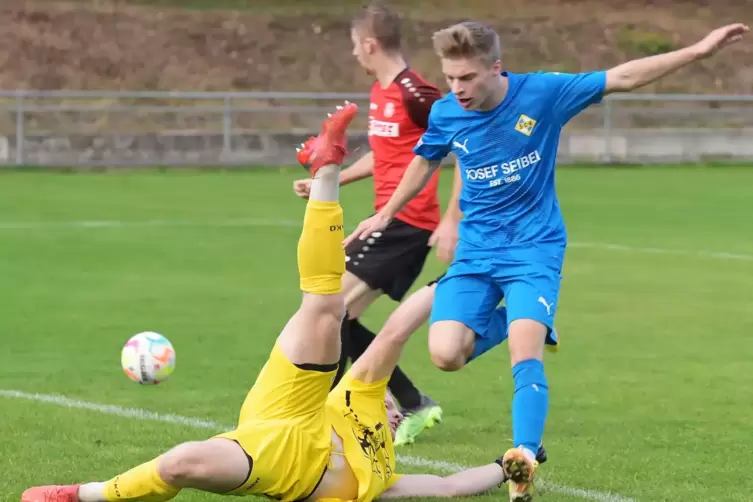  Der überragende TSC-Keeper Maximilian Cölsch stört hier den SCH-Torschützen Dennis Brödel (in Blau) entscheidend. Im Hintergrun