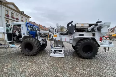 Das Spezialfahrzeug mit Rütteleinrichtung kommt aus Polen. 