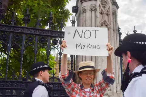 Diese Demonstrantin in London ist nicht mit der Monarchie einverstanden. Die Polizei führt sie kurz darauf ab.