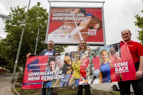 Rudolf Storck, Finja Mathy und Ronny Weller (von links) in Kaiserslautern mit den auffälligen Plakaten.