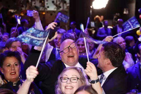 Anhänger der Schwedendemokraten feiern ihr Abschneiden bei der Parlamentswahl.