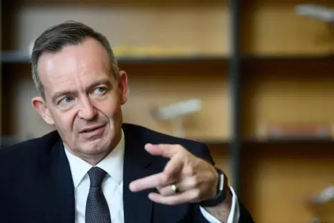 Bei der Bahn und auf den Straßen muss Digital- und Verkehrsminister Volker Wissing (FDP) einen riesigen Sanierungsstau bewältige