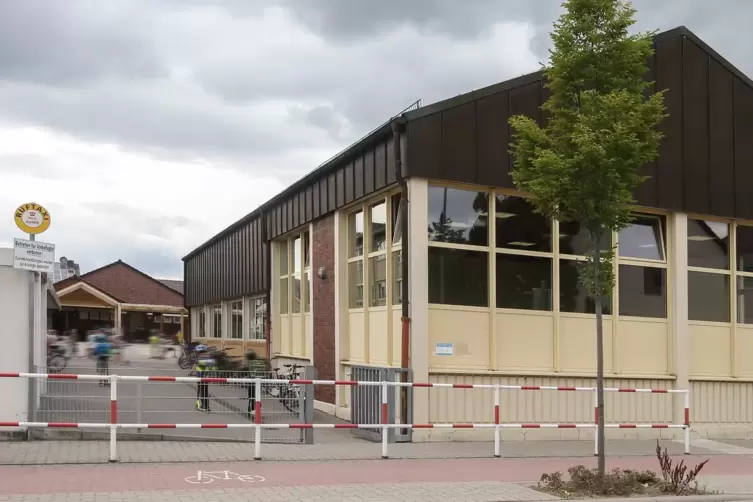 Die Sporthalle der Grundschule soll abgerissen und dort der Neubau des Schulhauses errichtet werden. 