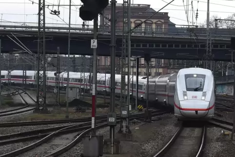 Mindestens drei ICE pro Stunde erreichen normalerweise Mannheim über die Riedbahn. 