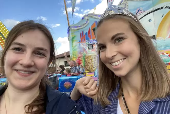 Weinprinzessin Lea Baßler (rechts) und RHEINPFALZ-Volontärin Lisa Demmerle freuensich auf eine rasante Fahrt auf dem Polyp XXL. Weinprinzessin Lea Baßler (rechts) und RHEINPFALZ-Volontärin Lisa Demmerle freuensich auf eine rasante Fahrt auf dem Polyp XXL.