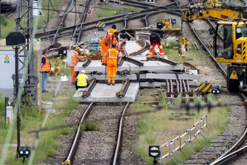 Im Schienennetz der Deutschen Bahn hat sich durch lange Vernachlässigung ein riesiger Sanierungsrückstau gebildet.