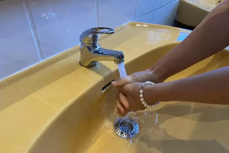 Tipp: Wer seine Hände mit kaltem Wasser wäscht, spart Energie. Sie werden genauso sauber.