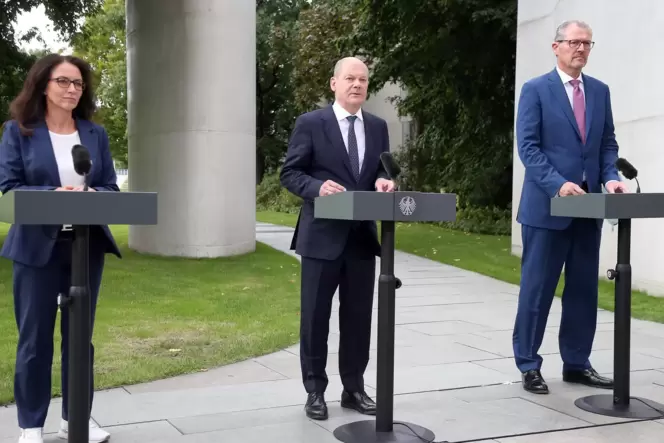Suchen gemeinsam nach Lösungen: die DGB-Vorsitzende Yasmin Fahimi, Bundeskanzler Olaf Scholz und Arbeitgeberpräsident Rainer Dul Suchen gemeinsam nach Lösungen: die DGB-Vorsitzende Yasmin Fahimi, Bundeskanzler Olaf Scholz und Arbeitgeberpräsident Rainer Dul