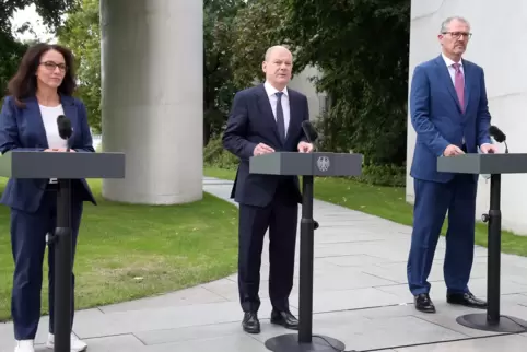 Suchen gemeinsam nach Lösungen: die DGB-Vorsitzende Yasmin Fahimi, Bundeskanzler Olaf Scholz und Arbeitgeberpräsident Rainer Dul