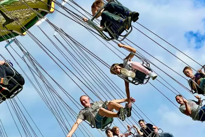 Auf dem Wurstmarkt dreht sich eigentlich immer etwas: das Riesenrad, das Kettenkarussell »Wellenflug« und bei einigen sogar der Auf dem Wurstmarkt dreht sich eigentlich immer etwas: das Riesenrad, das Kettenkarussell »Wellenflug« und bei einigen sogar der