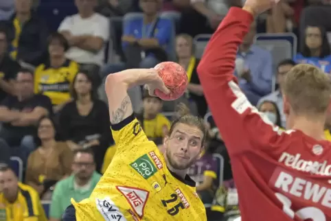 Olle Forsell Schefvert gegen den Leipziger Torwart Kristian Saeveras.