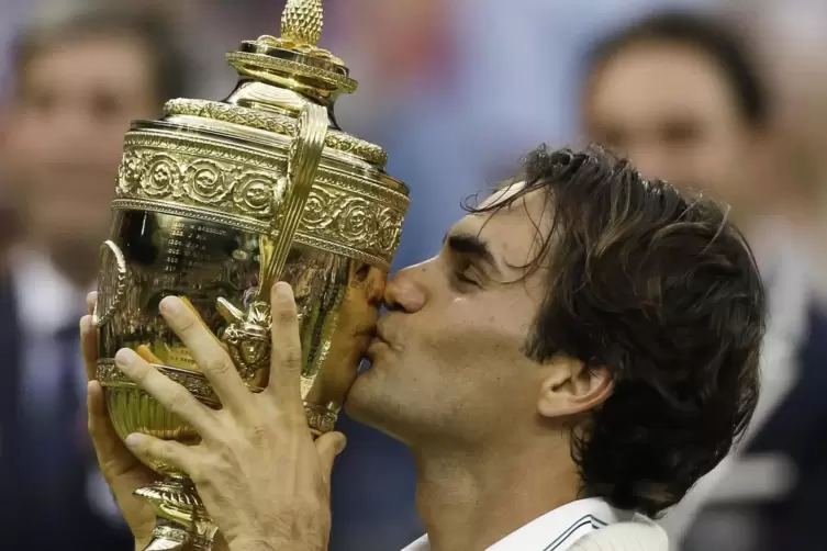 Eine besondere Beziehung: Roger Federer und der Wimbledon-Pokal, hier 2012.