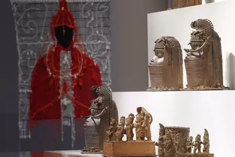 Sollen miteinander in Beziehung treten: die 1897 von Briten geraubten Benin-Bronzen auf einem stilisierten Altar im Humboldt-For