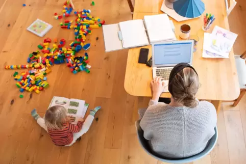 Kinderbetreuung und Erwerbstätigkeit unter einen Hut zu bringen, ist immer noch häufig eher eine Herausforderung für Frauen. 