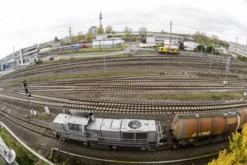 Auf dem Gelände der Deutschen Bahn sollen noch dieses Jahr Vorarbeiten für die neue Stadtstraße beginnen.
