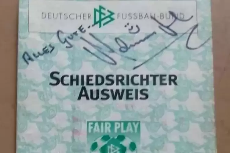Der Schiedsrichter-Ausweis von Andreas Schlick mit persönlicher Widmung von Markus Merk.