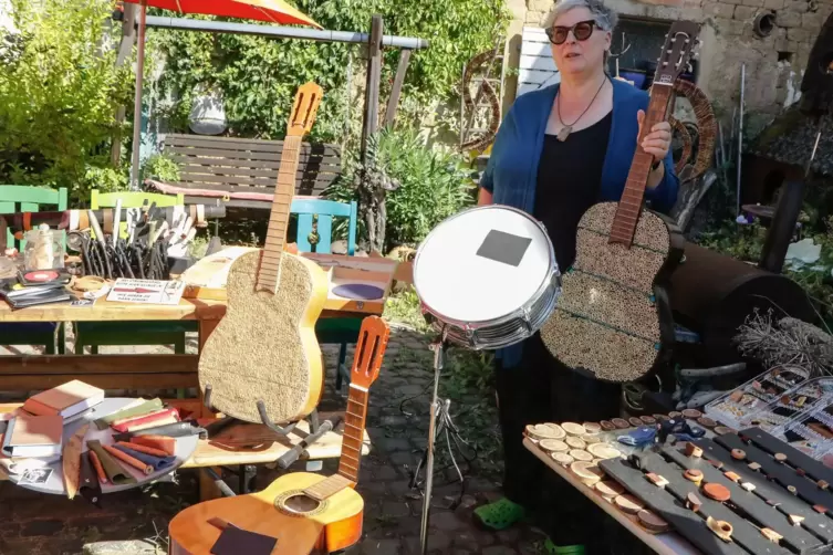 Ob eine Gitarre als Beistelltisch oder ein Skateboard als Regal: Inge Schneider hat viele Ideen, ausrangierte Gegenstände neu zu