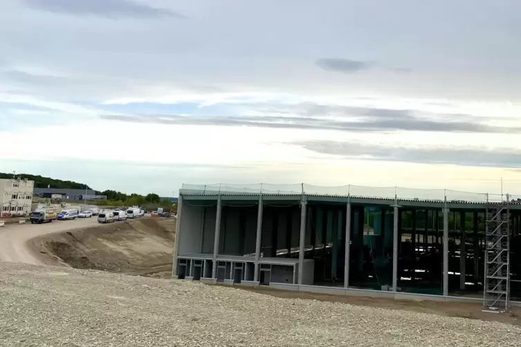 Rund 70 Spezialisten f&uuml;r den Erdbau und den Hochbau arbeiten am Steitzhof. W&auml;hrend Richtung Zweibr&uuml;cken noch gegraben wird, arbe