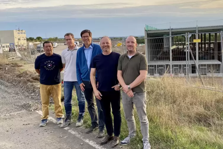 Die &bdquo;Bauherren&ldquo; am Steitzhof mit Zweibr&uuml;ckens Oberb&uuml;rgermeister Marold Wosnitza: von links Bauleiter Drago Nanovski vom Generalu