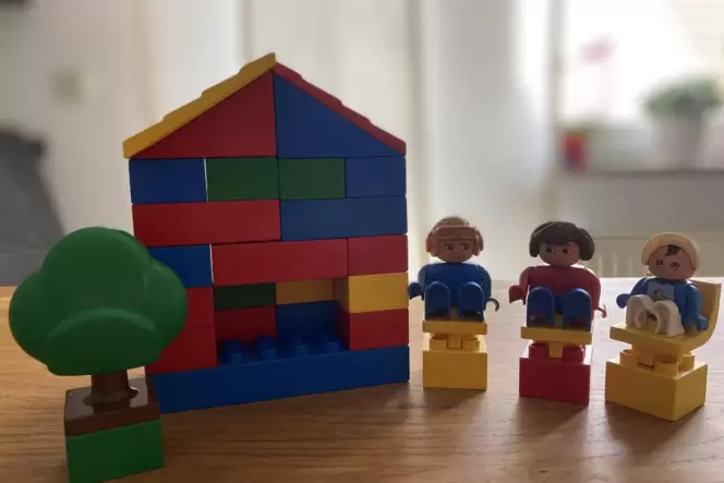 Ein Haus mit vier bis fünf Zimmern und einem kleinen Garten wünscht sich die junge Familie. Ein Haus mit vier bis fünf Zimmern und einem kleinen Garten wünscht sich die junge Familie.